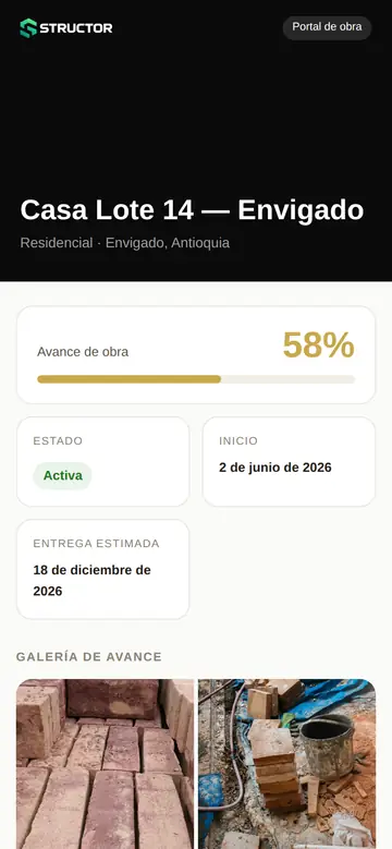 Portal del cliente en Structor: nombre de la obra, avance del 58%, fecha de entrega estimada y galería de fotos. No muestra ningún valor en pesos.